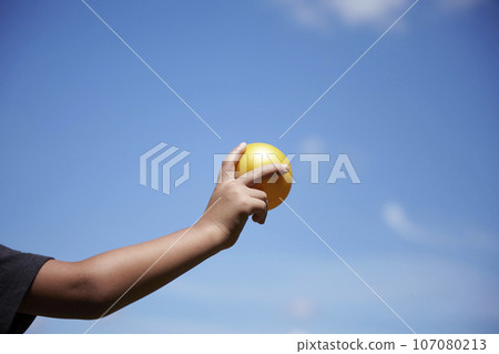 孩子丟玩具球，練習接球 107080213