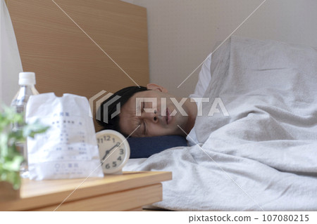 一個因身體狀況不佳而入睡的男人 一個因身體狀況不佳而入睡的男人 107080215