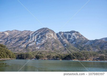 Lake Yamai in winter 107080397