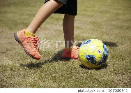 小學生踢足球的那一刻 小學生踢足球的那一刻 107080841