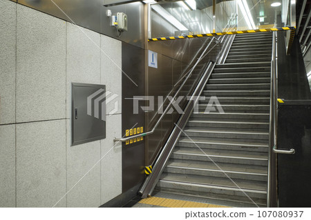 地下通道的樓梯 107080937