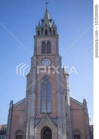 Church that shines in the blue sky 107080986