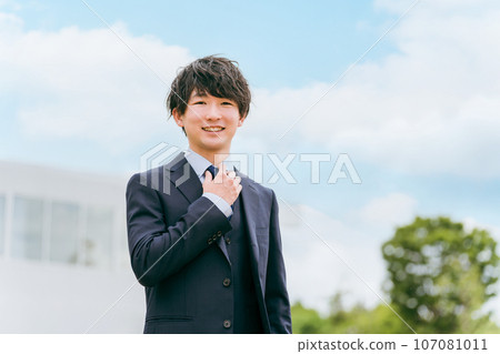 藍天和穿西裝的年輕商人，新進員工，換工作，找工作 107081011