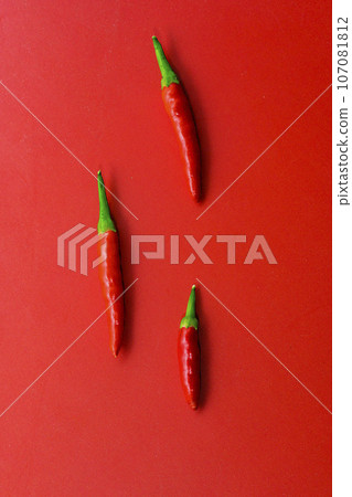 紅色背景的越南紅辣椒 107081812