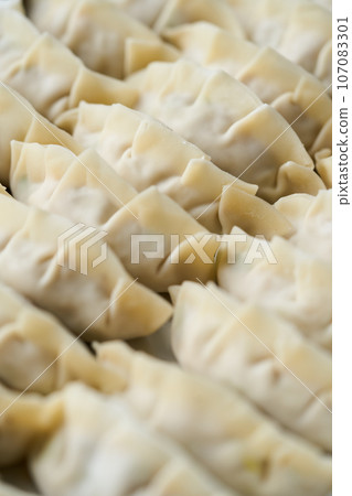 手工製作的餃子放在桶子裡 107083301