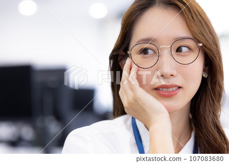 戴眼鏡的女人的商業肖像 戴眼鏡的女人的商業肖像 107083680