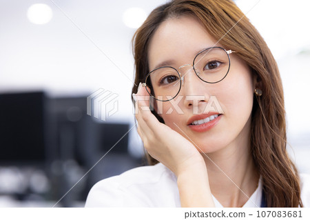戴眼鏡的女人的商業肖像 戴眼鏡的女人的商業肖像 107083681