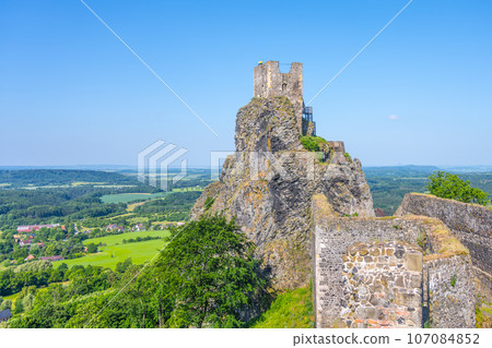 Trosky castle ruins with two towers. Sunny summer day view. Bohemian Paradise, Czech: Cesky raj, Czech Republic 107084852