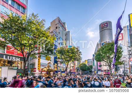 日本東京城市景觀“紺野八幡宮祭”時隔四年在澀谷舉行。神轎出現在城市中。 （禁止車輛通行）= 9 月 17 日 107085008