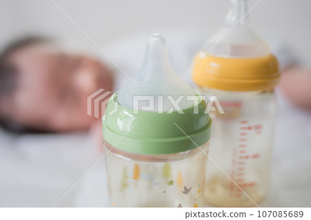 剛出生的嬰兒和嬰兒奶瓶 107085689