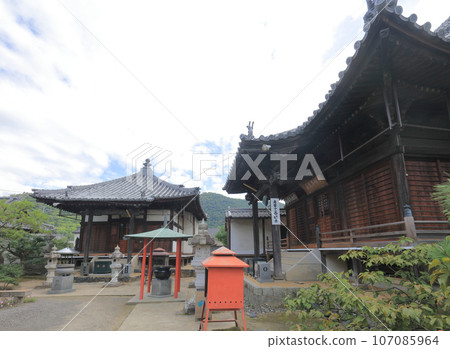 Shikoku Sacred Site No. 79 Temple “Tennoji” Main Hall and Daishi Hall 107085964