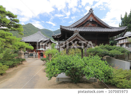 Shikoku Sacred Site No. 79 Temple “Tennoji” Main Hall and Daishi Hall 107085973
