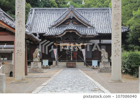 白峰神社是四國聖地的第 79 座寺廟，在香松院天王寺境內供奉崇德天皇。 107086040
