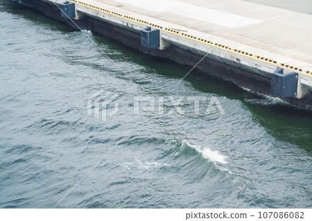 大型船舶停靠的港口 107086082