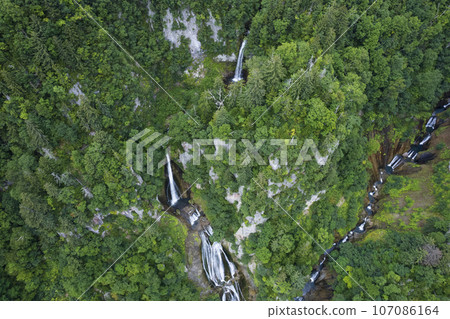 Aerial view of Hagoromo Falls in Tenninkyo, Hokkaido 107086164
