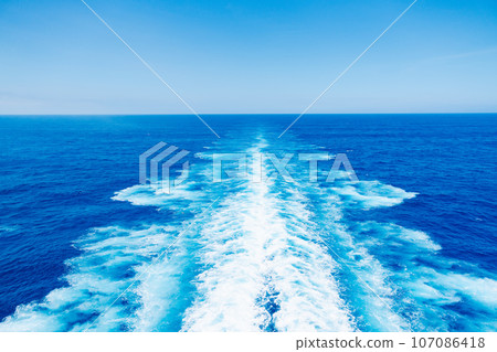 一艘大船在濺起的波浪中航行 一艘大船在濺起的波浪中航行 107086418