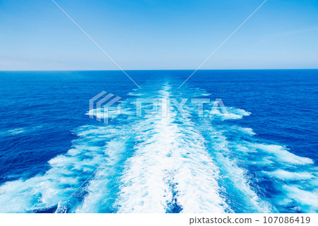 一艘大船在濺起的波浪中航行 107086419