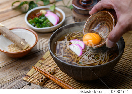 Tsukimi soba (kake soba) Tsukimi soba noodle dish 107087555