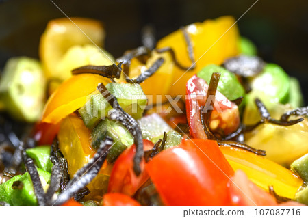 Okra and cherry tomatoes dressed with salted kelp 107087716
