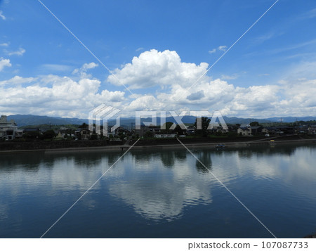 七月，從人吉城遺址欣賞人吉市和清澈的球磨河 107087733