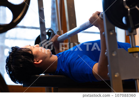 年輕人在健身房訓練身體 107088360