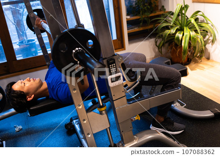 年輕人在健身房訓練身體 107088362