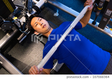 年輕人在健身房訓練身體 107088364