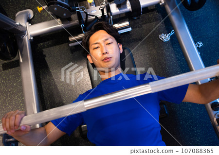 年輕人在健身房訓練身體 107088365