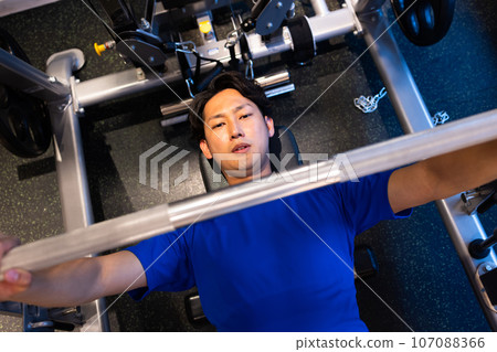 年輕人在健身房訓練身體 107088366
