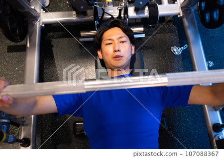 年輕人在健身房訓練身體 107088367