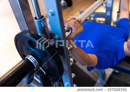 年輕人在健身房訓練身體 107088392