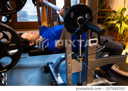 年輕人在健身房訓練身體 107088393