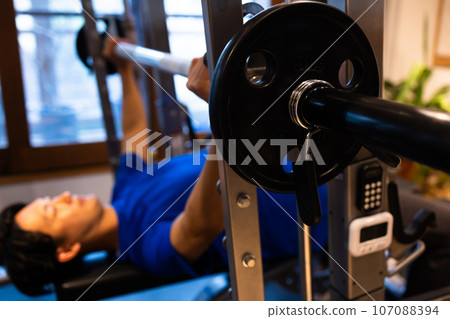 young man training his body at the gym 107088394