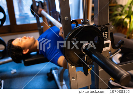 年輕人在健身房訓練身體 107088395