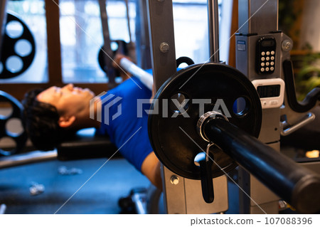 年輕人在健身房訓練身體 107088396