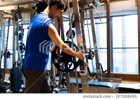 年輕人在健身房訓練身體 107088400