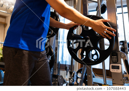 年輕人在健身房訓練身體 107088443