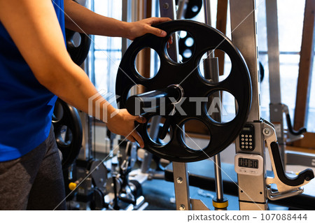 年輕人在健身房訓練身體 107088444