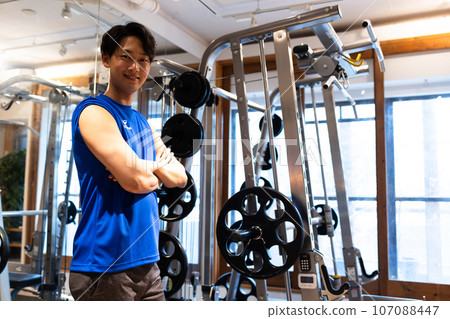 年輕人在健身房訓練身體 107088447