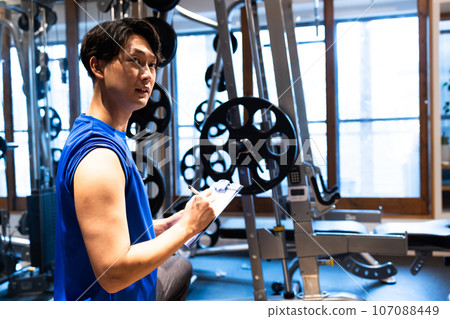 年輕人在健身房訓練身體 107088449