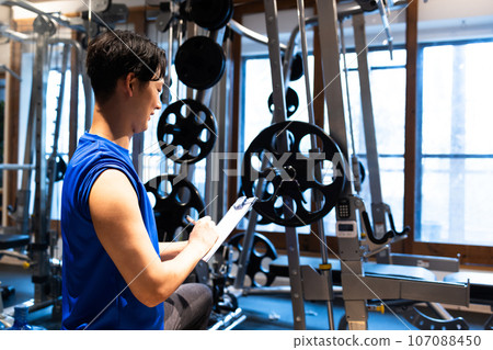 年輕人在健身房訓練身體 107088450