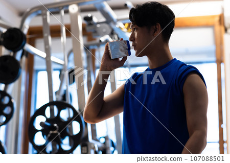 年輕人在健身房補水 107088501