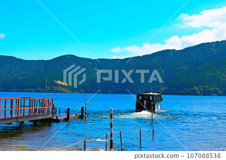 蘆之湖和水陸兩用車的景色 107088538