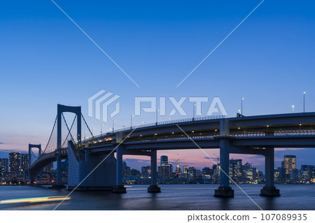 Magic hour Rainbow Bridge and urban landscape of central Tokyo Magic hour Rainbow Bridge and urban landscape of central Tokyo 107089935