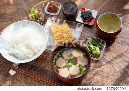 自製日式蛋捲套餐(白飯、蛋捲、味噌湯、納豆、酸梅、鹹海帶、海蘊、辣黃瓜) 自製日式蛋捲套餐(白飯、蛋捲、味噌湯、納豆、酸梅、鹹海帶、海蘊、辣黃瓜) 107090904