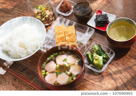 自製日式蛋捲套餐(白飯、蛋捲、味噌湯、納豆、酸梅、鹹海帶、海蘊、辣黃瓜) 自製日式蛋捲套餐(白飯、蛋捲、味噌湯、納豆、酸梅、鹹海帶、海蘊、辣黃瓜) 107090905