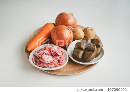 Basic ingredients for home-style curry (sliced pork, onions, carrots, potatoes, curry roux) Basic ingredients for home-style curry (sliced pork, onions, carrots, potatoes, curry roux) 107090921