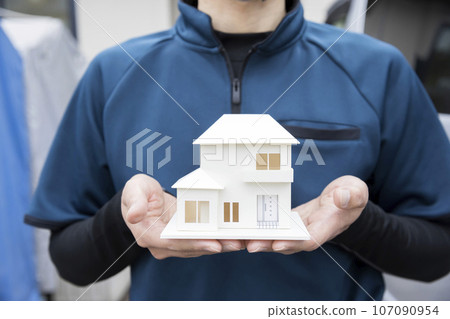 男工人在工作現場拿著建築模型 107090954