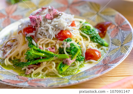 鍋煎銀魚油菜櫻桃佩佩羅西諾 鍋煎銀魚油菜櫻桃佩佩羅西諾 107091147