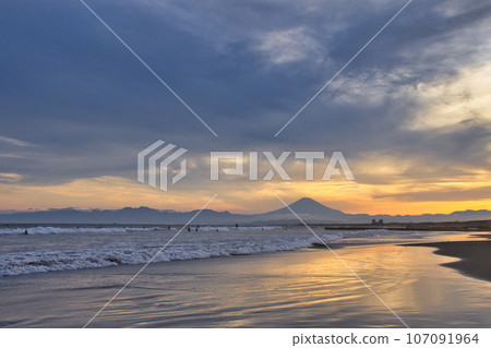 [Fujisawa City] Dusk at Kugenuma Beach 107091964